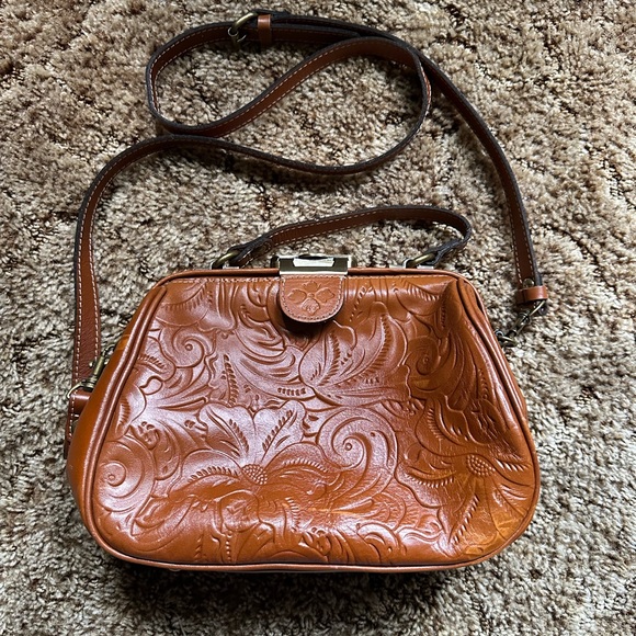 Patricia Nash snap close shoulder Purse EUC